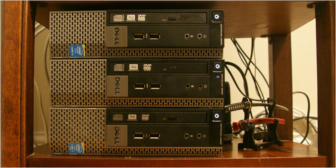 petites stations de travail grand public utilisées pour héberger des LLM