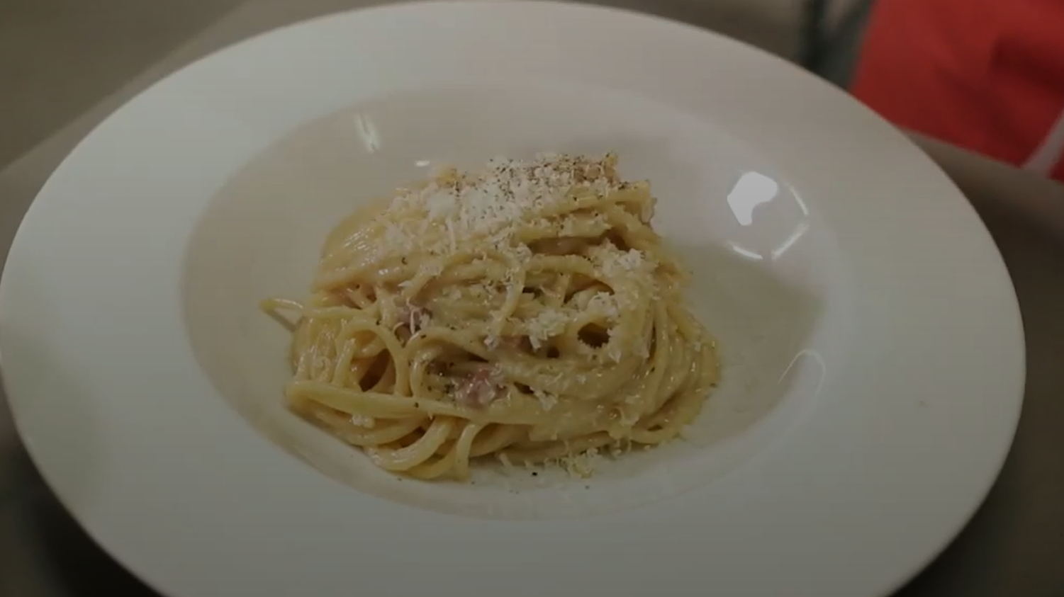 パスタ・カルボナーラの提供例